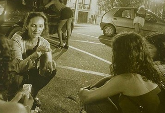 Foto em preto e branco de pessoas na rua
Descrição gerada automaticamente